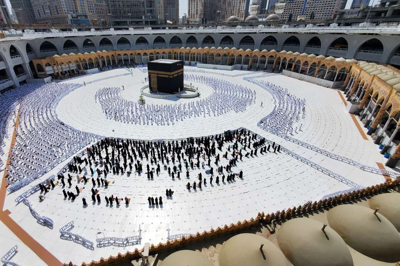 Mescid-i Haram ve Mescid-i Nebevi'de sosyal mesafe kısıtlaması kaldırıldı Mescid-i Haram ve Mescid-i Nebevi'de sosyal mesafe kısıtlaması kaldırıldı